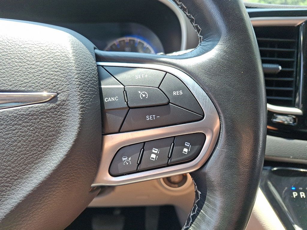 2022 Chrysler Pacifica Touring L photo 21