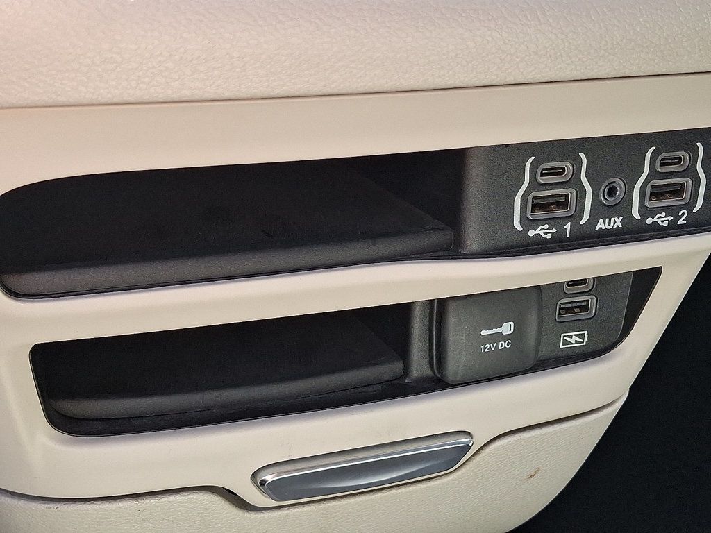 2022 Chrysler Pacifica Touring L photo 22