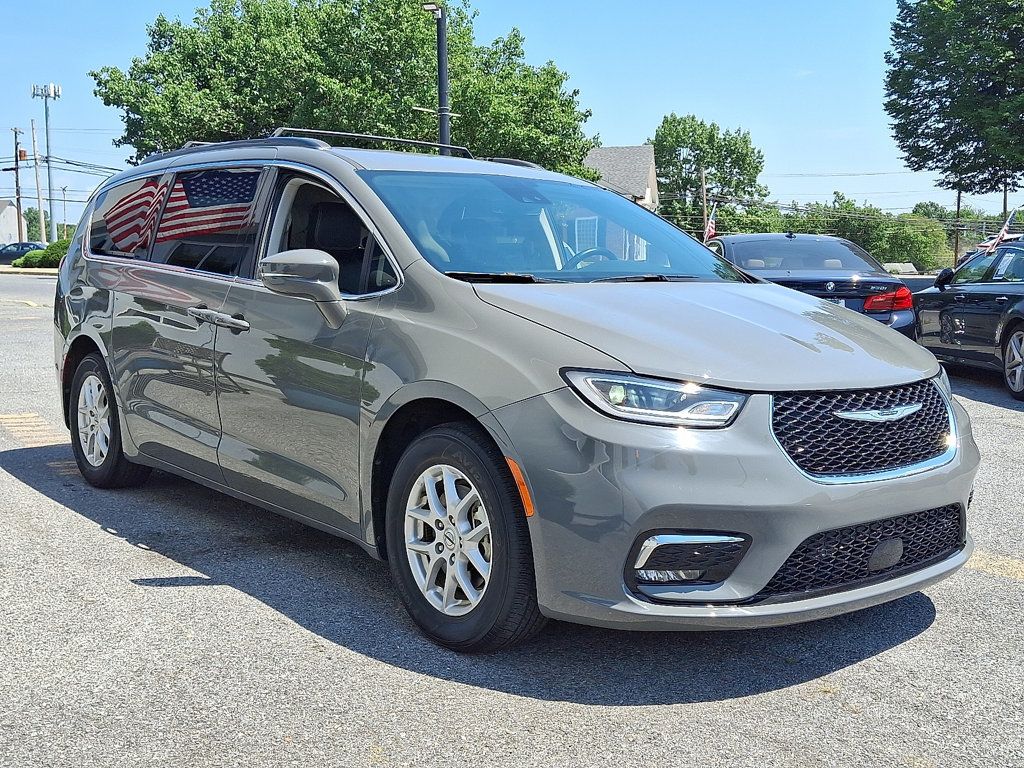 2022 Chrysler Pacifica Touring L photo 3