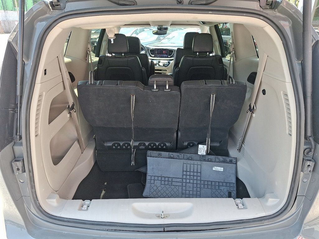 2022 Chrysler Pacifica Touring L photo 26