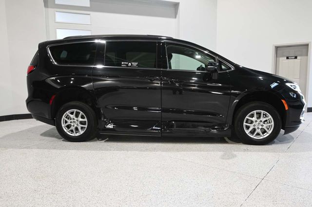 2022 Chrysler Pacifica Touring L FWD - 23050389 - 4