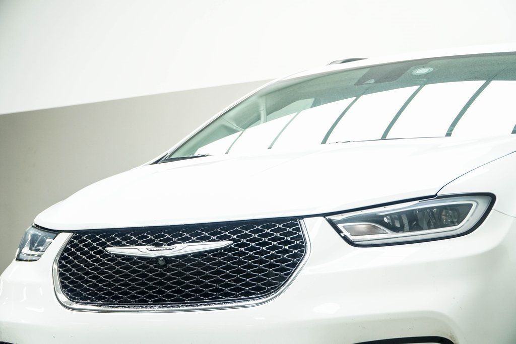 2022 Chrysler Pacifica Touring L photo 2