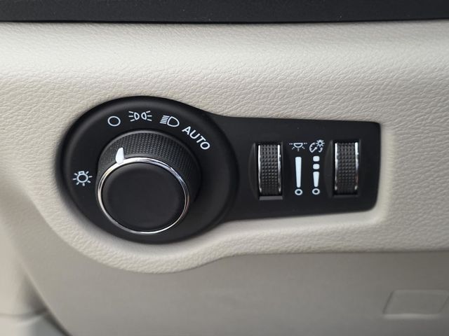 2022 Chrysler Voyager LX - 23033600 - 24