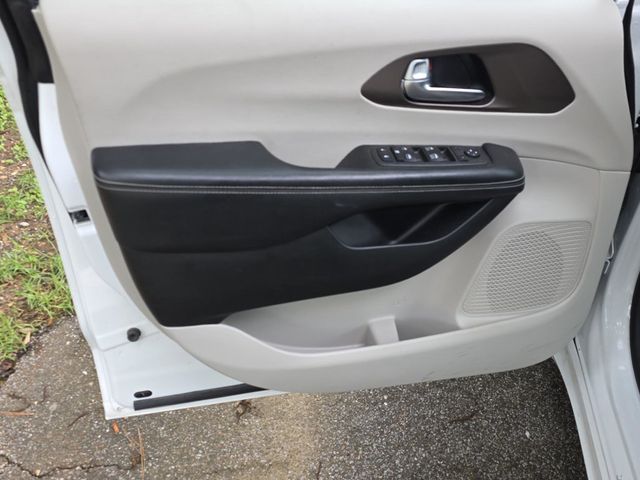 2022 Chrysler Voyager LX - 23033600 - 30
