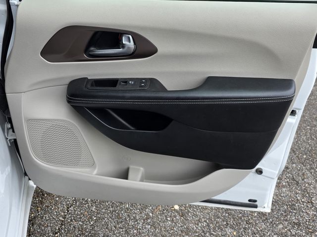2022 Chrysler Voyager LX - 23033600 - 31