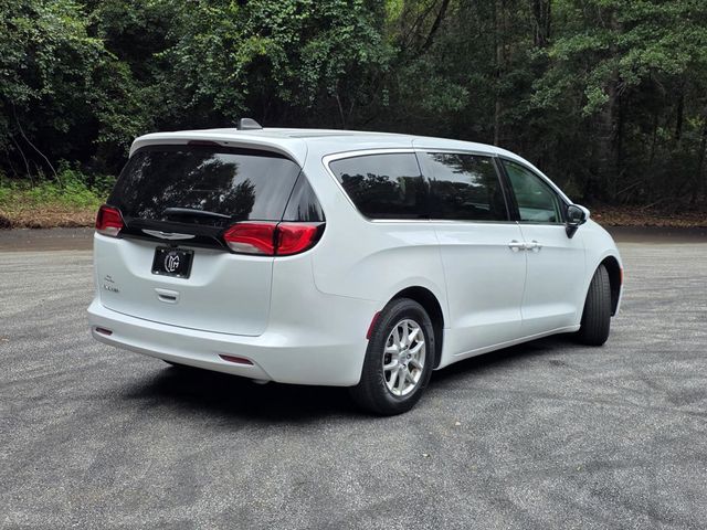 2022 Chrysler Voyager LX's photo