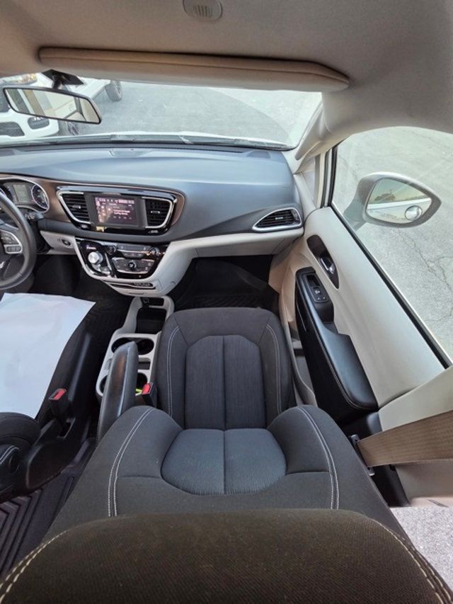 2022 Chrysler Voyager LX - 22947646 - 10