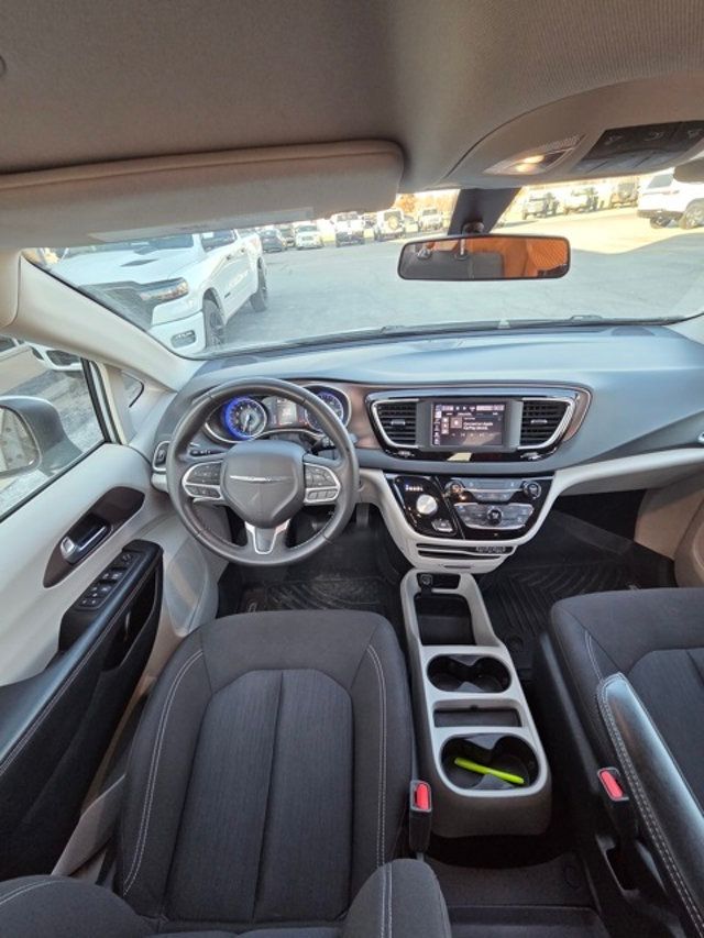 2022 Chrysler Voyager LX - 22947646 - 14