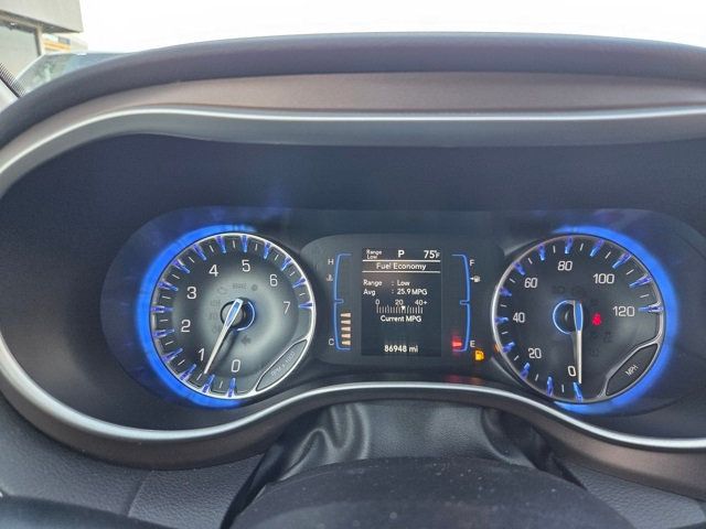 2022 Chrysler Voyager LX - 22947646 - 16