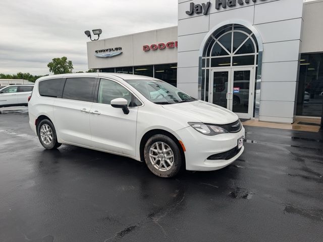 2022 Chrysler Voyager LX - 23034940 - 1
