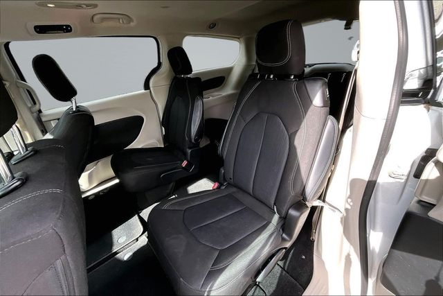 2022 Chrysler Voyager LX - 23031245 - 17
