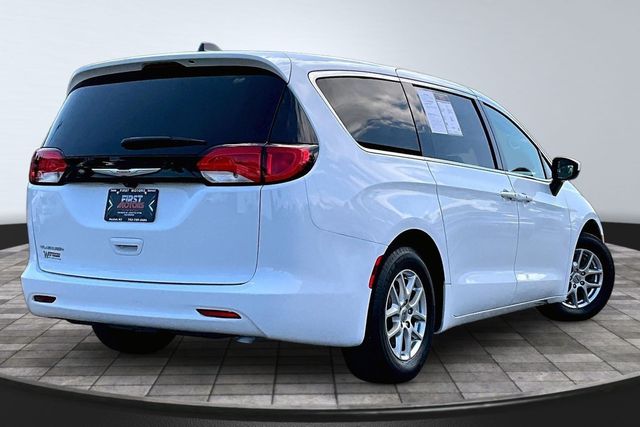 2022 Chrysler Voyager LX's photo