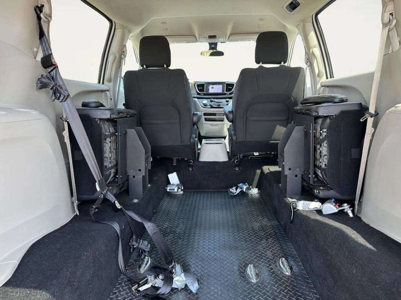 2022 Chrysler Voyager LX 4dr Mini Van - 23050933 - 13