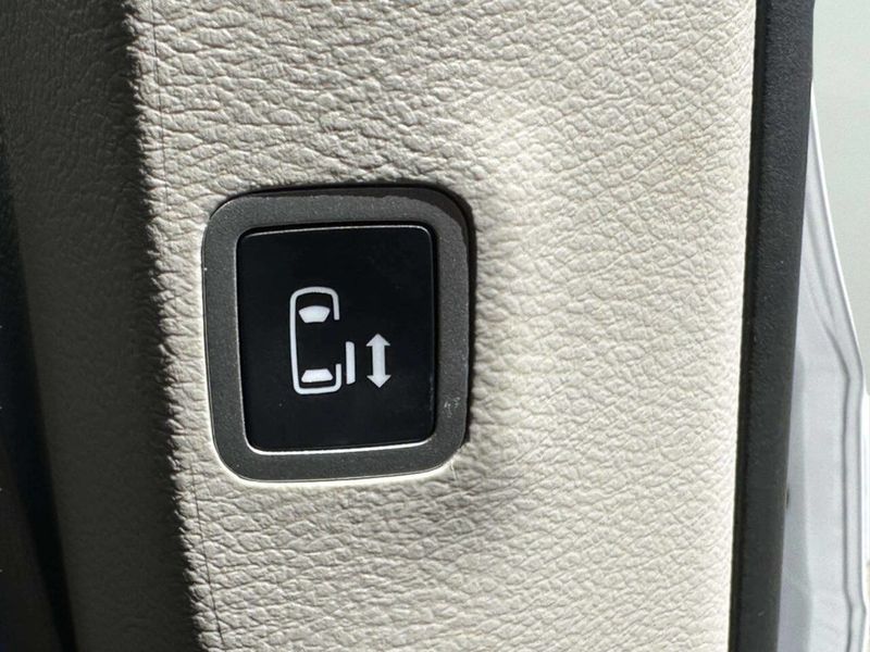 2022 Chrysler Voyager LX 4dr Mini Van - 23050933 - 22
