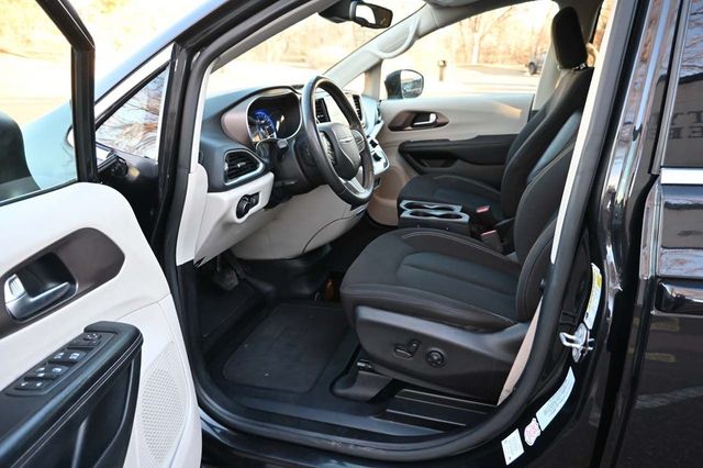 2022 Chrysler Voyager LX Mobility Handicap Van - 22913880 - 11
