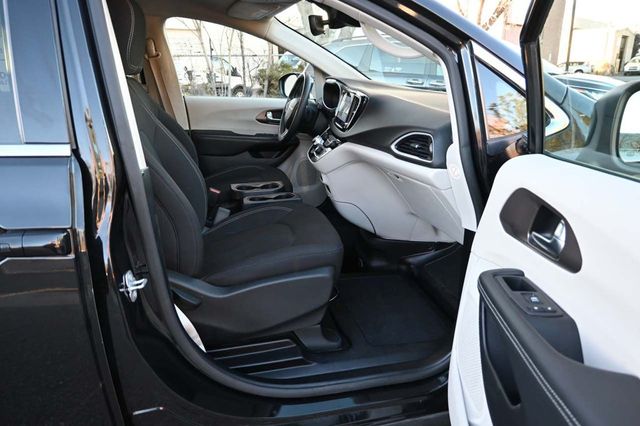 2022 Chrysler Voyager LX Mobility Handicap Van - 22913880 - 13