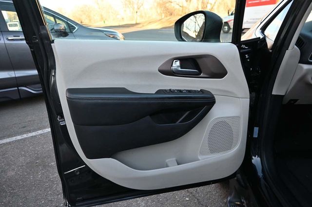 2022 Chrysler Voyager LX Mobility Handicap Van - 22913880 - 28