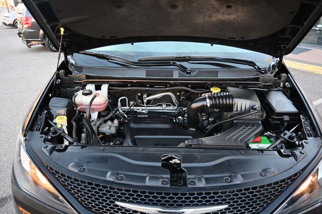 2022 Chrysler Voyager LX Mobility Handicap Van - 22913880 - 33