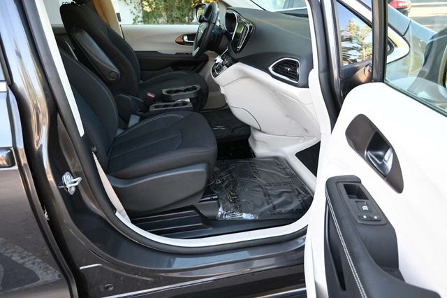 2022 Chrysler Voyager LX Mobility Handicap Van - 22922594 - 14