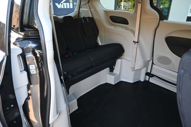 2022 Chrysler Voyager LX Mobility Handicap Van - 22922594 - 17