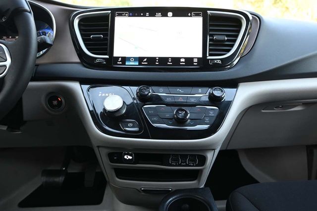 2022 Chrysler Voyager LX Mobility Handicap Van - 22922594 - 25