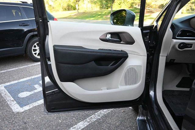 2022 Chrysler Voyager LX Mobility Handicap Van - 22922594 - 32