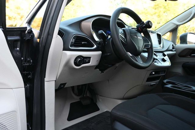 2022 Chrysler Voyager LX Mobility Handicap Van - 22922594 - 33