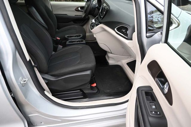 2022 Chrysler Voyager LX Mobility Handicap Van - 22937861 - 14
