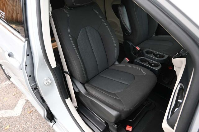 2022 Chrysler Voyager LX Mobility Handicap Van - 22937861 - 15
