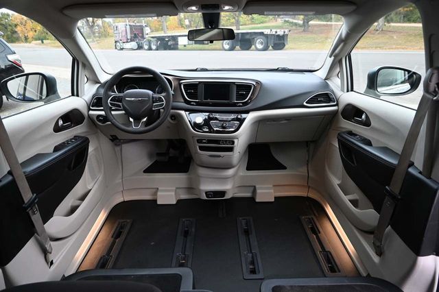 2022 Chrysler Voyager LX Mobility Handicap Van - 22991091 - 20