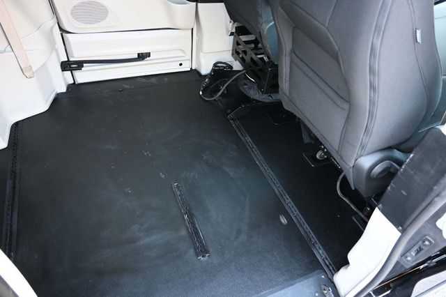 2022 Chrysler Voyager LX Mobility Handicap Van - 23010644 - 18