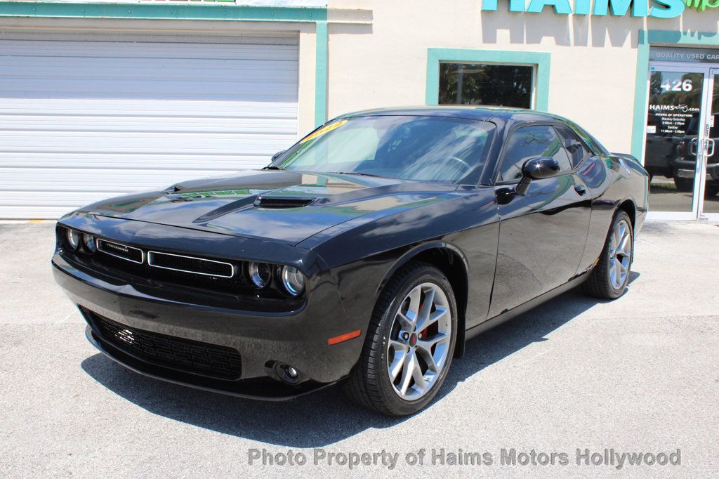 2022 Dodge Challenger SXT photo 2