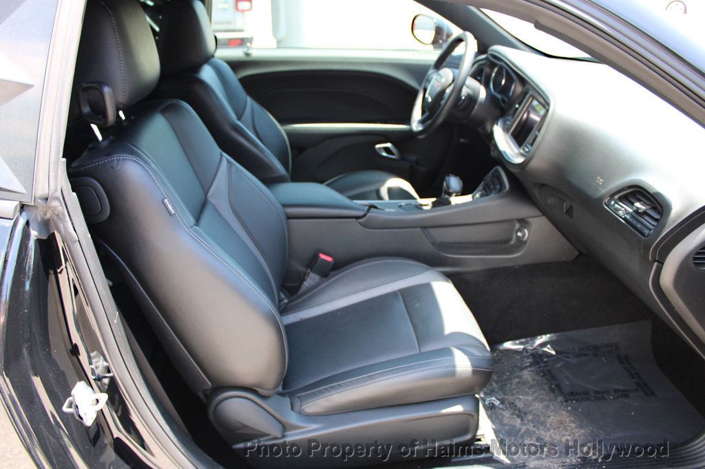 2022 Dodge Challenger SXT photo 9