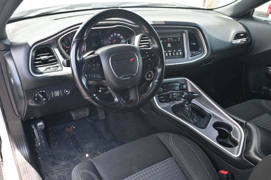 2022 Dodge Challenger SXT photo 8