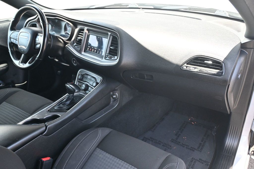 2022 Dodge Challenger SXT photo 9