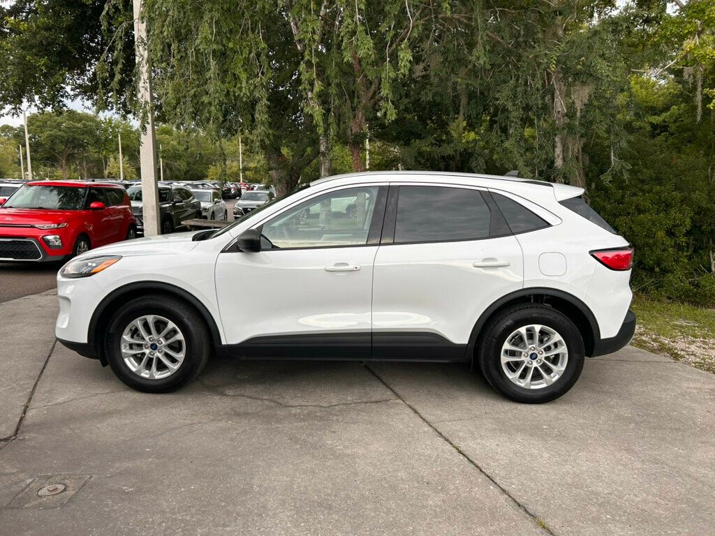 2022 Ford Escape SE photo 2
