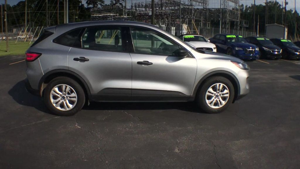 2022 Ford Escape S photo 9