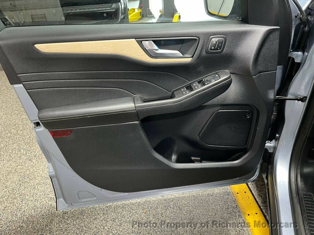 2022 Ford Escape Titanium Hybrid photo 12