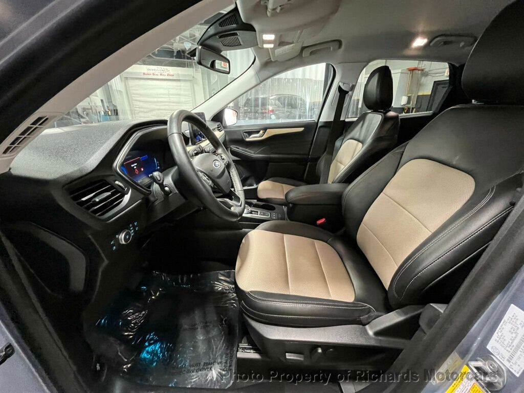 2022 Ford Escape Titanium Hybrid photo 15