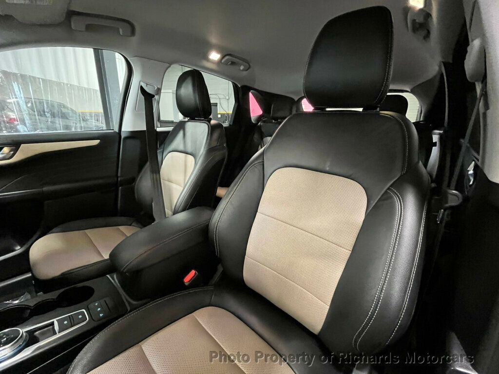 2022 Ford Escape Titanium Hybrid photo 16