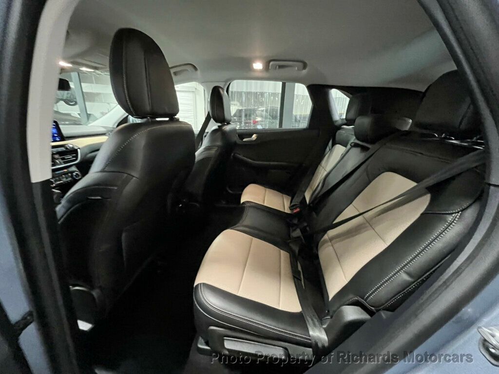 2022 Ford Escape Titanium Hybrid photo 17