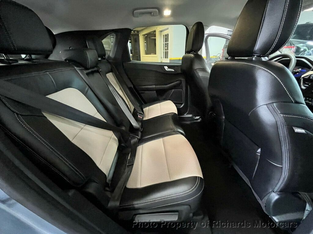 2022 Ford Escape Titanium Hybrid photo 18