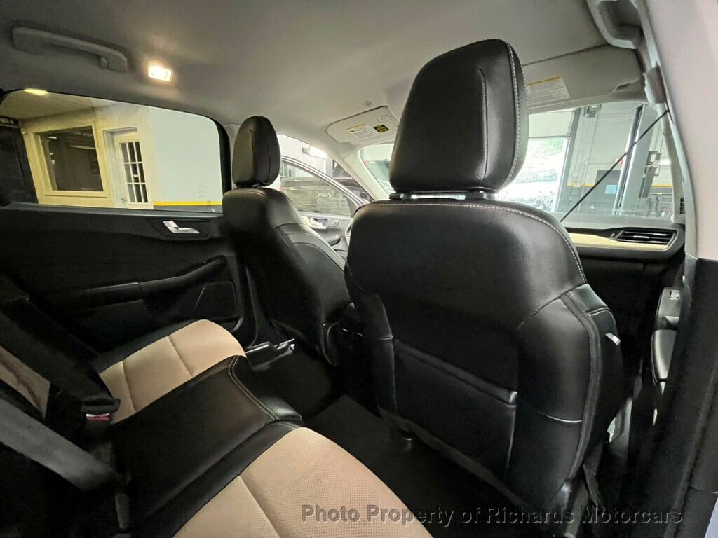 2022 Ford Escape Titanium Hybrid photo 19