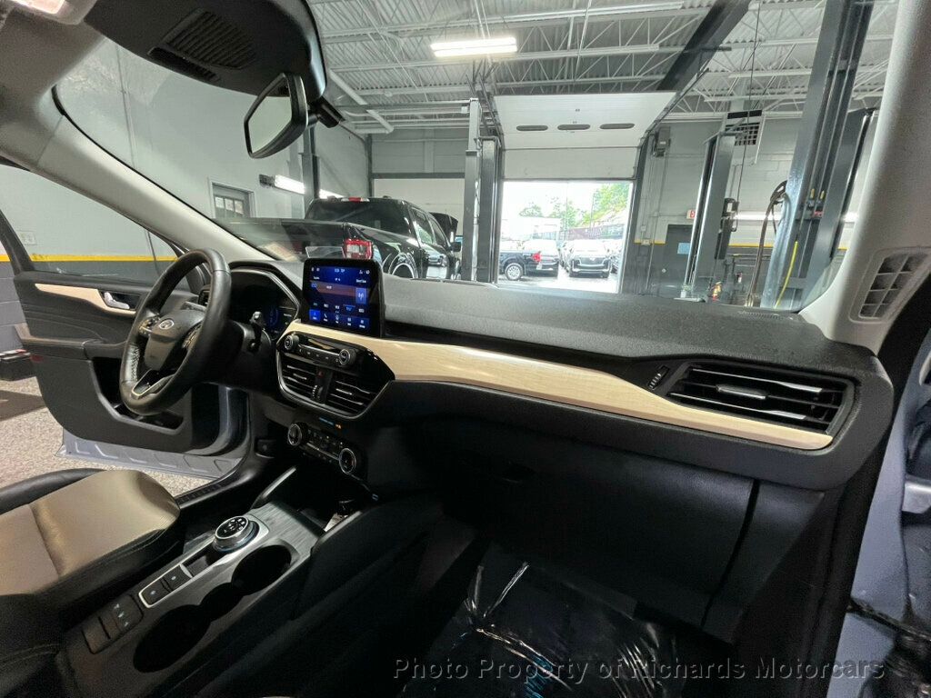 2022 Ford Escape Titanium Hybrid photo 22