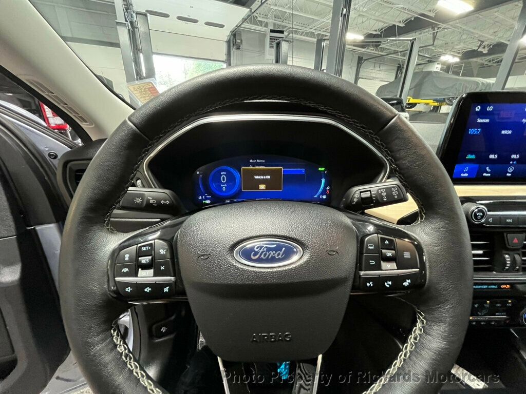 2022 Ford Escape Titanium Hybrid photo 23