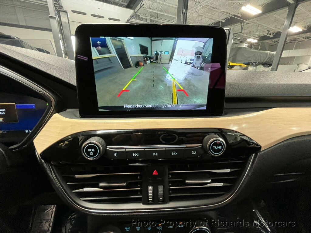 2022 Ford Escape Titanium Hybrid photo 26