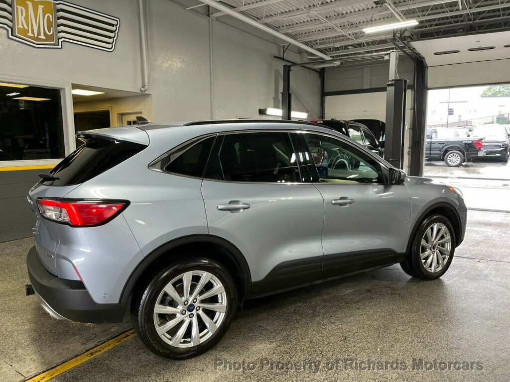 2022 Ford Escape Titanium Hybrid photo 3