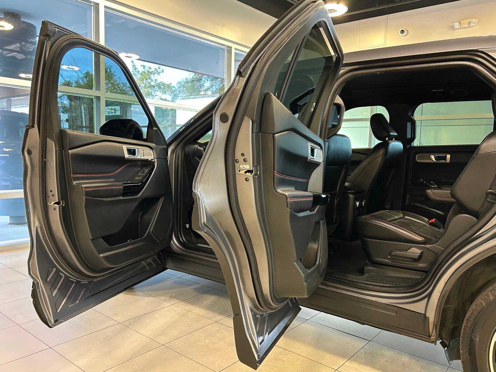 2022 Ford Explorer ST-Line photo 16