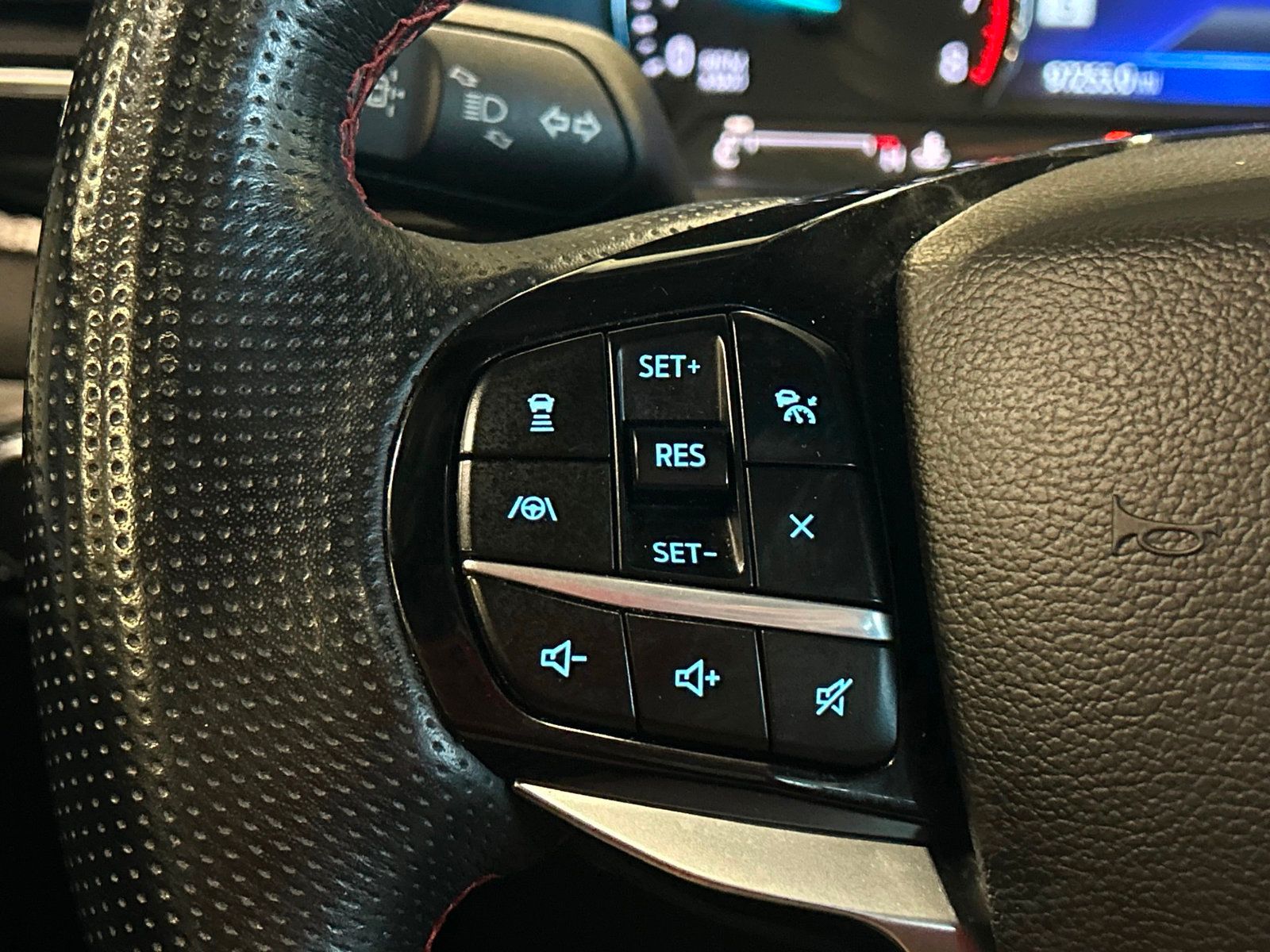 2022 Ford Explorer ST-Line photo 26