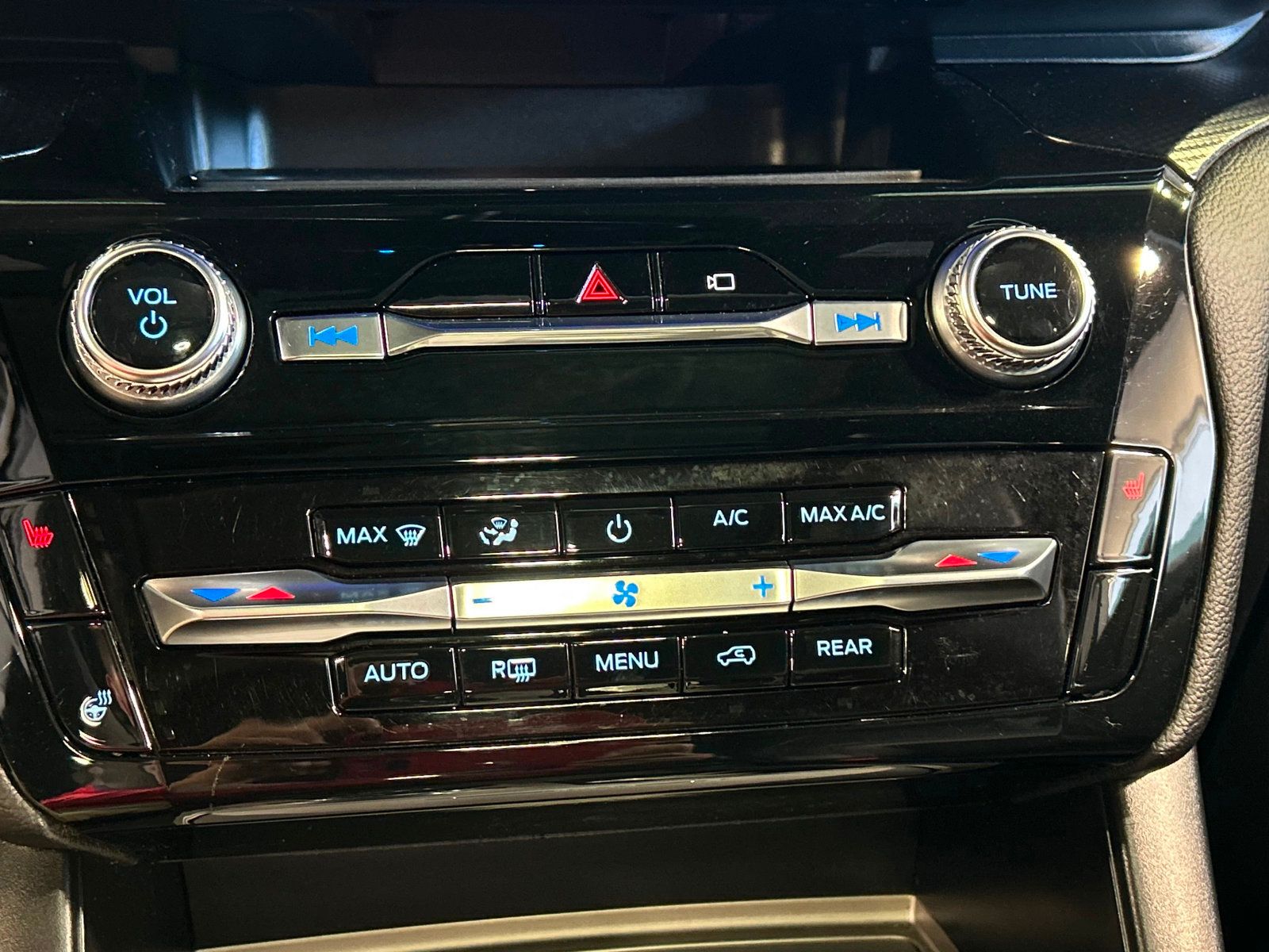 2022 Ford Explorer ST-Line photo 32